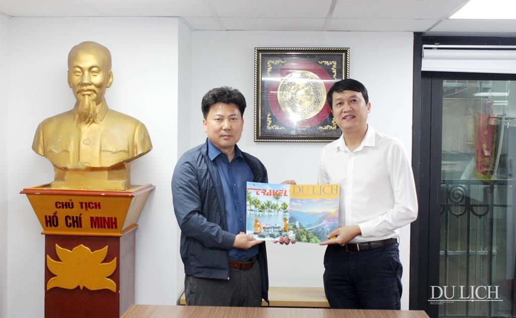 Tổng Biên tập Tạp chí Du lịch Nguyễn Đức Xuyên tặng ấn phẩm cho đại diện Ủy ban xúc tiến du lịch quận Buyeo